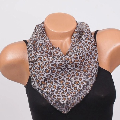 Стилно бяло фишу с леопардов десен в бежово и кафяво