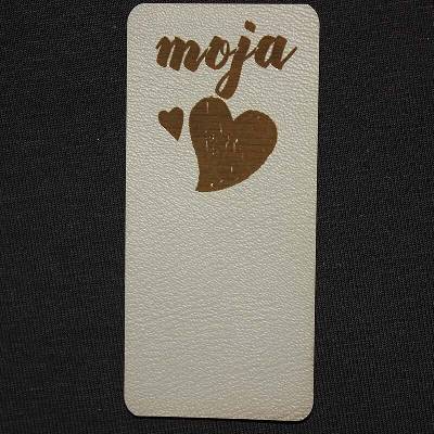 Štítok na lem - moja srdcovka Materiál/farba: Biela koženka