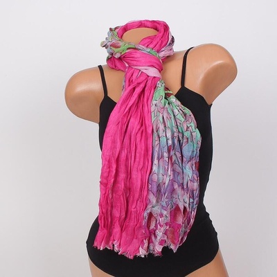 Ефектен шал в розово и цикламено с цветя