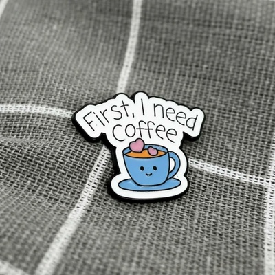 Pinarna Modrý hrníček se srdíčky First, I need coffee Nejdřív potřebuji kávu