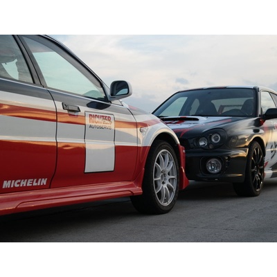 Jízda na polygonu v závodních speciálech