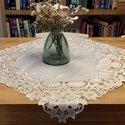 Bytema Vyšívaný vianočný obrus Zlatá hviezda oval 40x160cm