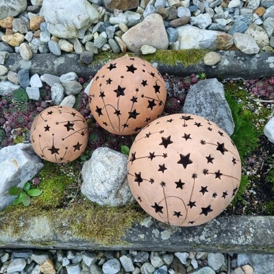 Keramická koule na svíčku s hvězdami a kometami (12 cm) - světlá zahradní dekorace