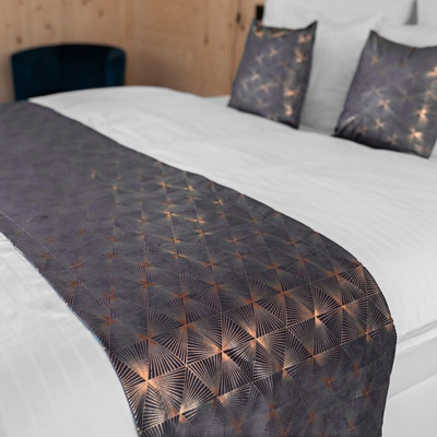 Biante přehoz na postel Zamatový Isabela IBL-003 Rose Gold trojuholníky na sivom 50 x 140 cm