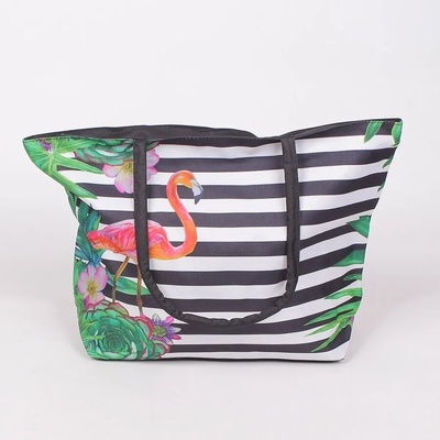 Раирана плажна чанта в бяло и черно с фламинго и цветя