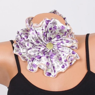 Бяло фишу-цвете с малки лилави розички