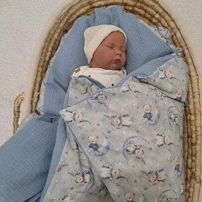 Pro útulný domov Péřová zavinovačka blue mušelín Méďové na Měsíci