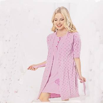 Светлолилав комплект от нощница и халат със сърца