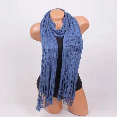 Плетен дамски шал в син цвят с ресни