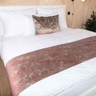 Biante Zamatový prehoz/behúň na posteľ Isabela IBL-013 Gold Design staroružový 50x260 cm