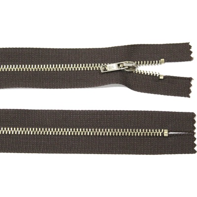 Kovový zip no.3 nerozepínací 30cm tmavě hnědý (stříbrné zoubky)
