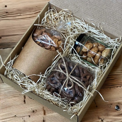 Nutworld Dárková krabička plná dobrot s vlastním výběrem a vzkazem Ořechy v medu a soli Preclíky v mléčné čokoládě Mandle tří barevn 70 g