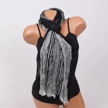 Image 1 of Нежен шал в черно и бяло с цветя