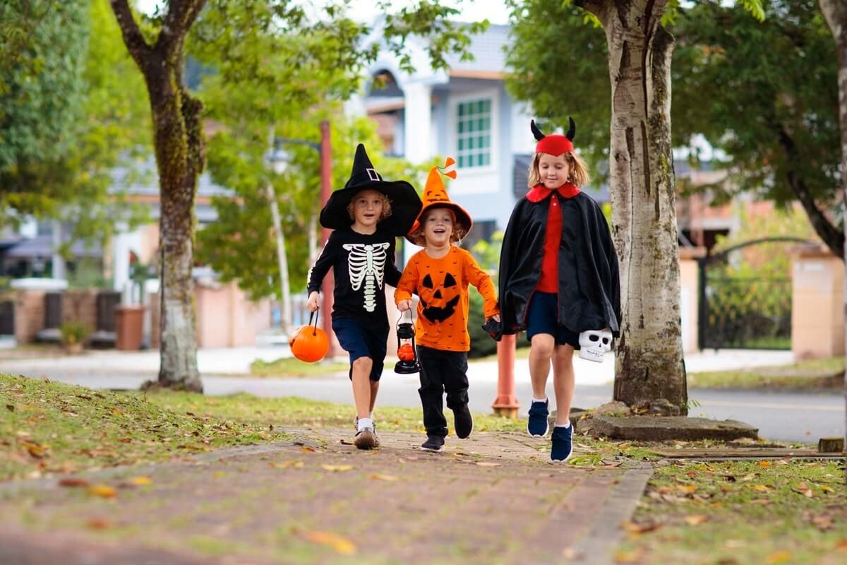 Copii costumați de Halloween