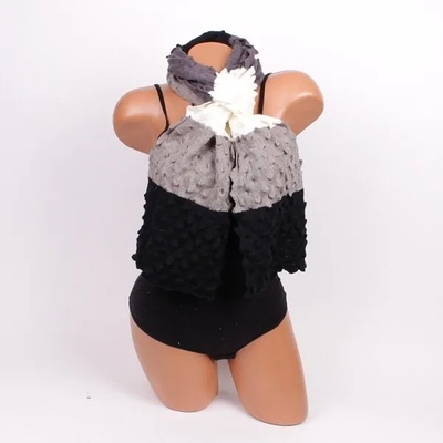 Плетен дамски шал в бяло, сиво и черно