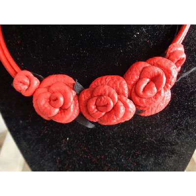 Кожено колие " Червени рози"