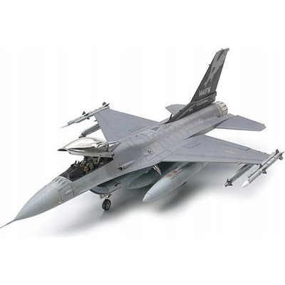 Model Tamiya F-16C Lockheed Martin 61101 v mierke 1:48