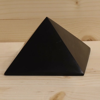 Šungit pyramida 6 cm
