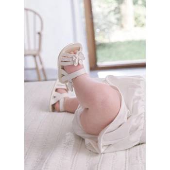 Mayoral Декоративни бебешки сандали в бяло с цвете Майорал