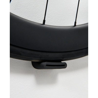 Tons Angled Wall Mount Matt Black na stenu