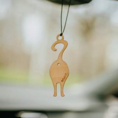 SOJKA Dřevěná vůně do auta - Kočičí zadek