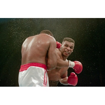 Fotografia Mike Tyson Delivers KO Punch To Larry Holmes, Bettmann, 40 × 26.7 cm