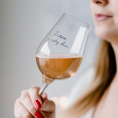 Bella Rose Sklenice na víno Zítra je taky den čirá barva sklo 350 ml
