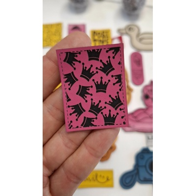 Koženkový štítok Korunky v rámčeku Materiál/farba: LASER hot pink