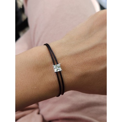 Дамска гривна с червен конец и циркон