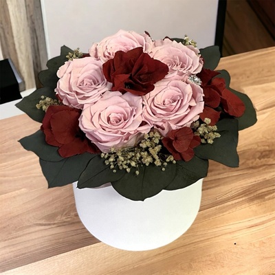 Trvácna kytica ruží a hortenzií v bielom flower boxe