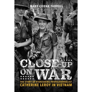 Close-Up on War: The Story of Pioneering Photojournalist Catherine Leroy in Vietnam | Farrell, Mary (ISBN: 9781419746611)