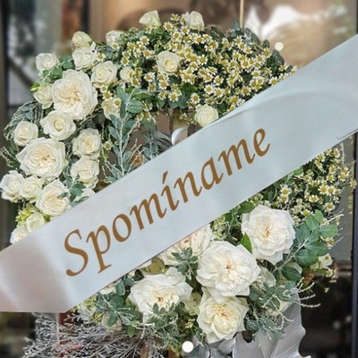 Stuha smútočná SPOMÍNAME strieborná so zlatým písmom 4 cm / 150 cm