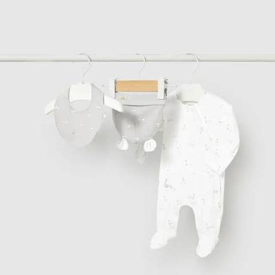 Mayoral Сет дълго боди, шапка и лигавник в бял цвят за новородено бебе Mayoral