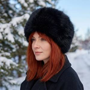  Пухкава зимна шапка в черно от еко косъм