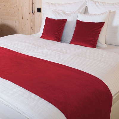 Biante přehoz na postel Zamatový Velvet Prémium SVP-038 Sýto červený 60 x 300 cm