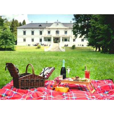 Piknik v parku pro dva na Zámku Wichterle