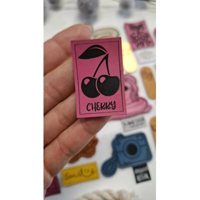 Koženkový štítok Cherry Materiál/farba: LASER Čierno/zlatá