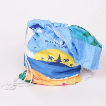 Плажна кърпа раница в синьо с морски изглед и жена