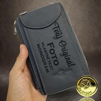Kombinace praktičnosti. Šedá kožená peněženka a crossbody taška v jednom. Navíc monogram a text foto vč. monogram u textu