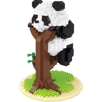 Wise Hawk Panda na větvi