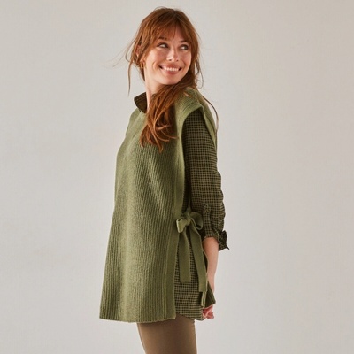 Dlhá vesta z hladkého úpletu s viazačkami na bokoch khaki