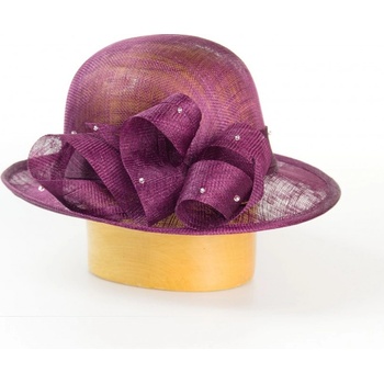 Modelový klobouk sinamay zdobený perličkami vínová