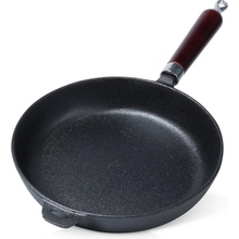 B2X Liatinová panvica 24 cm s drevenou rukoväťou