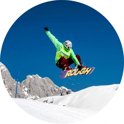Snowboard – jezdec v zelené bundě ve vzduchu – jedlý obrázek na dort – Hledejceny.cz