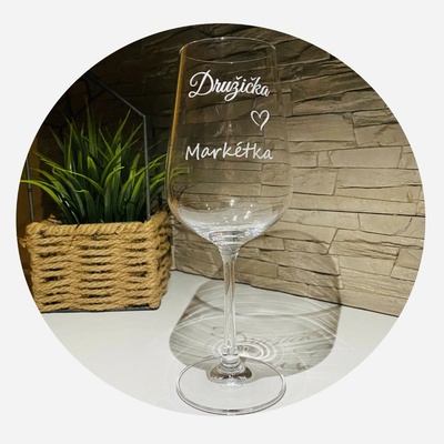 Dekorace skla Pískovaná svatební sklenice na víno "Družička" 340 ml