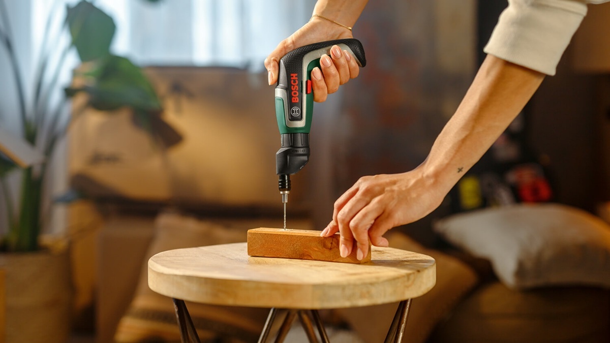 Použití všestranného šroubováku IXO 7 při montáži nábytku