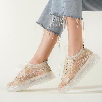 Спортни обувки от тюл и бродерия в цвят лате