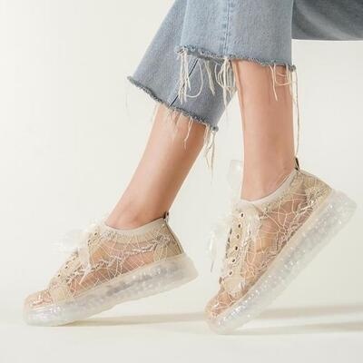 Спортни обувки от тюл и бродерия в цвят лате