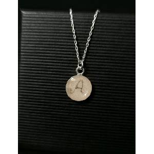 Meganflo Нежен сребърен медальон с кърма и буква