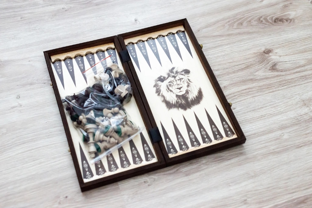 Dřevěné šachy a Backgammon